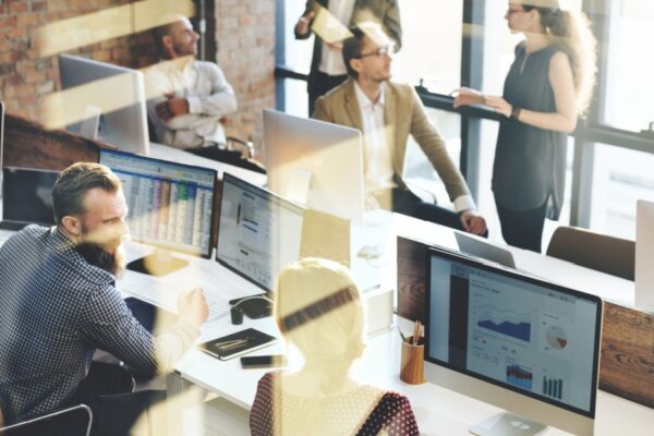 Navigeren door de storm. De stormingfase verkend